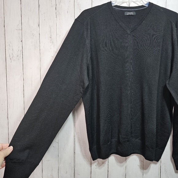 Tahari Men's Black Italian Merino Wool Lightweight V-Neck Sweater Size XL/XXL. - Picture 3 of 7